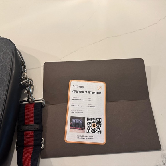 Gucci Messenger/Laptop bag. Only worn three times before I got a backpack - Picture 4 of 6